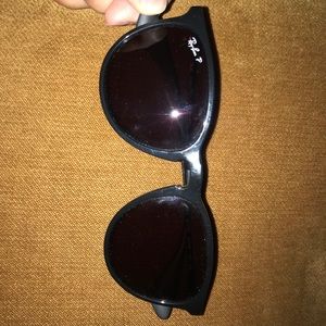 Brand new women’s ray bans black Erika classics